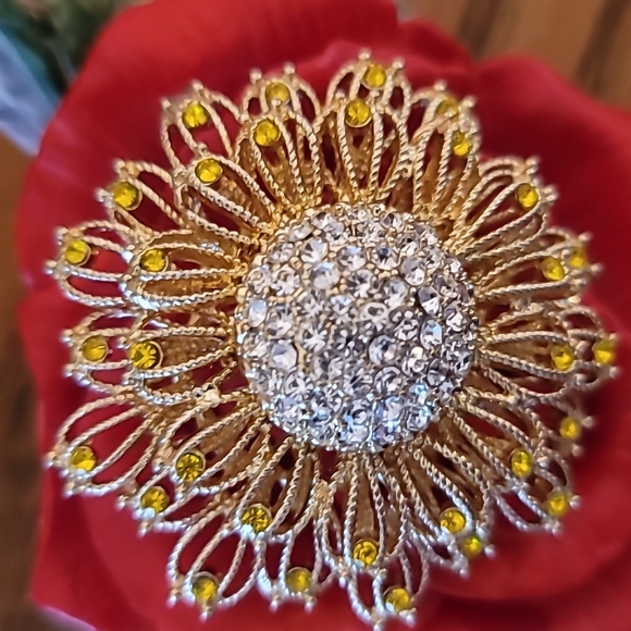 Napier Swarovski crystal large brooch. - Picture 2 of 8